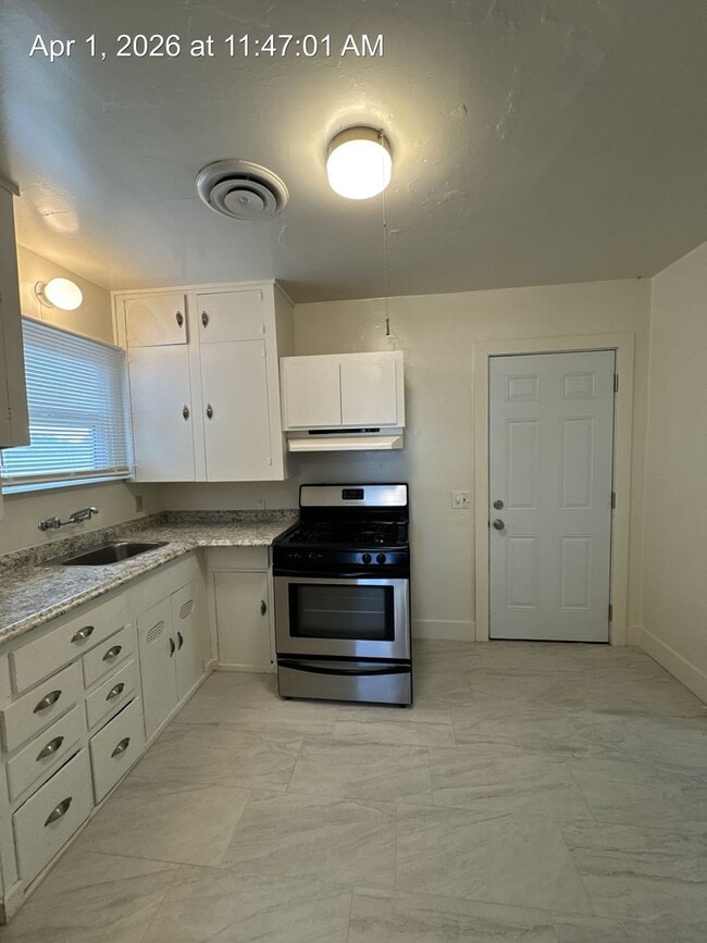 Building Photo - Country Home located in Tulare Available Now!!