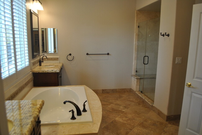 Building Photo - Gorgeous 4 Bedroom Home in the Stonebriar ...