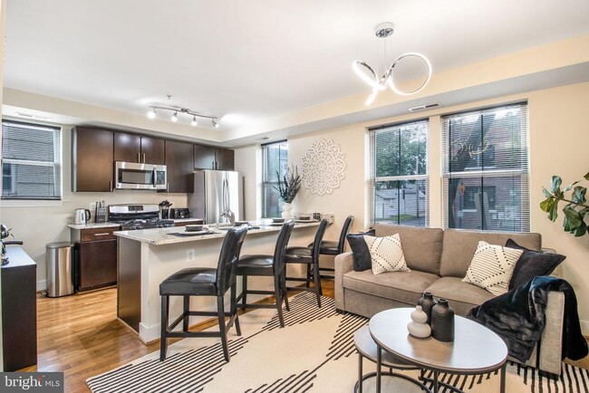 Building Photo - 417 18th St NE