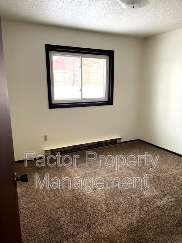 Building Photo - 418 Allan Ave