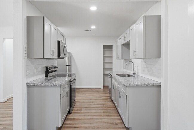 Building Photo - 5962 Ridgeway Dr