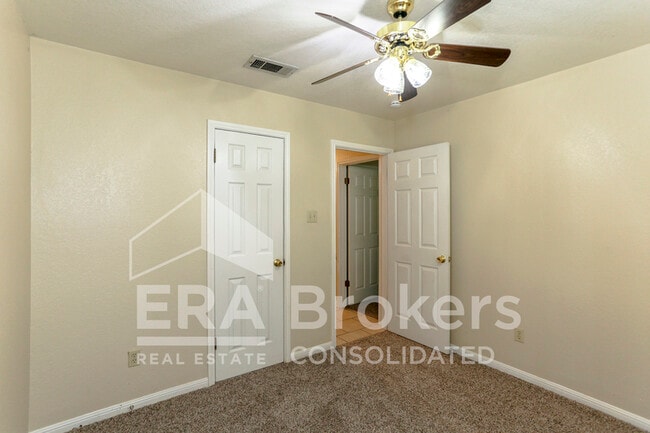 Building Photo - 800 Silver Creek Dr