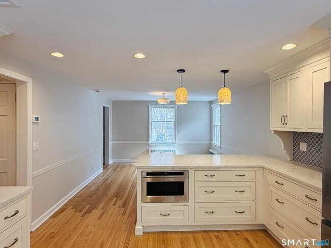 Building Photo - 1091 Round Hill Rd