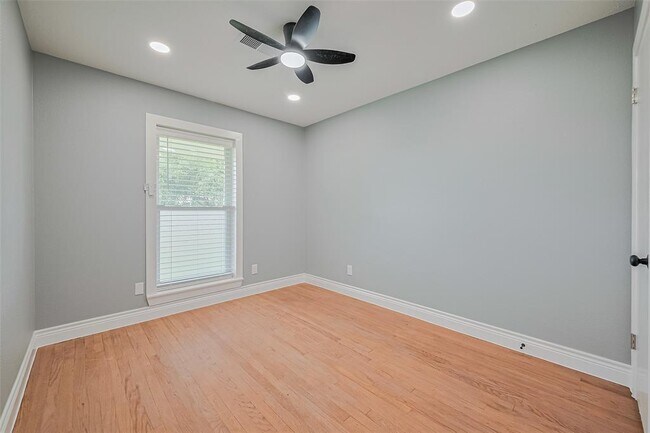 Building Photo - 2219 Raspberry Ln