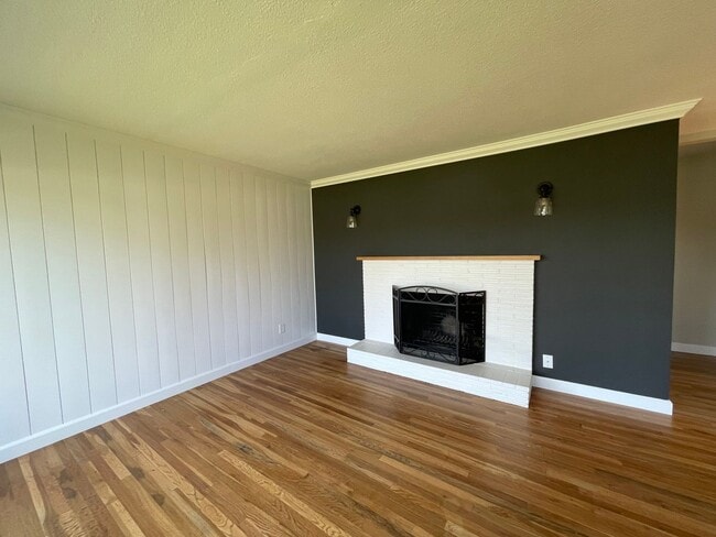 Building Photo - Updated 3 bedroom, 2 bath home