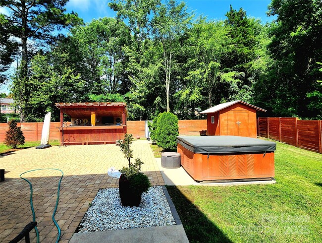 Building Photo - 3108 Leicester Dr