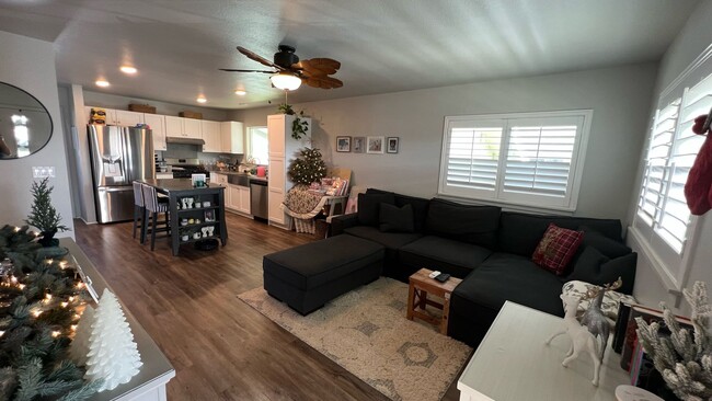 Building Photo - All Pets Welcome to this 2/1 SFH in HO'OPI...