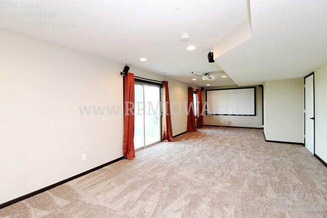 Building Photo - OVER 2000 SQ FT!!   5 Bedroom, 3.5 Bath Home in Urbandale