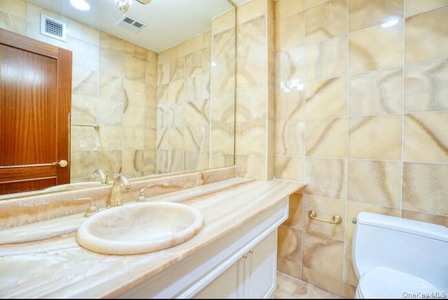 Building Photo - 171 Great Neck Rd