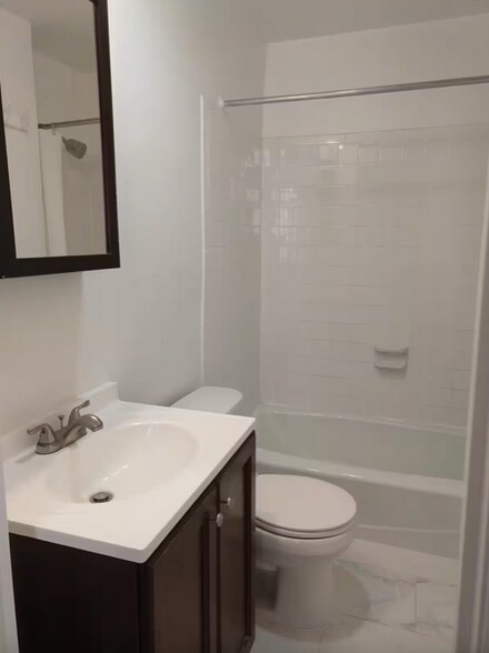 Building Photo - 131 C St SE