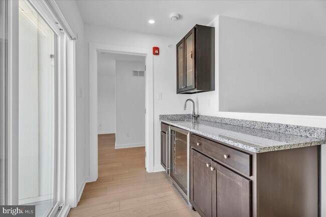 Building Photo - 904 Riverplace Dr