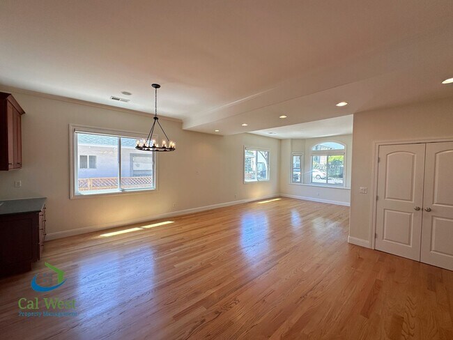 Building Photo - $7995 - Executive 4 bed, 3 full bath, Palo...