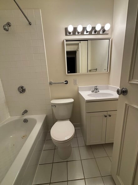 Building Photo - 109 Babcock St