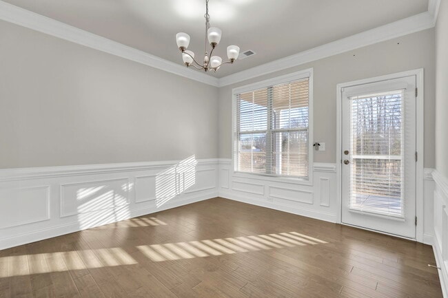 Building Photo - 222 Raleighwood Ln