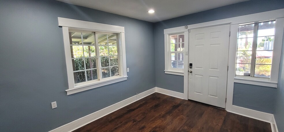 Living Room Entry - 1284 Walnut St