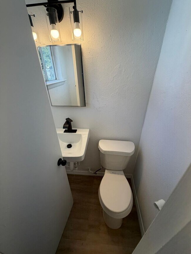 Building Photo - 8415 Glen Regal Dr