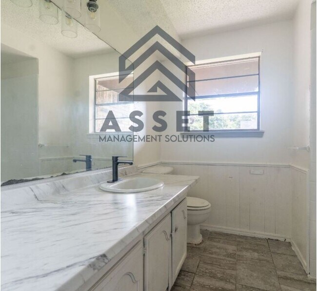 Building Photo - Cute 5 Bedroom House!