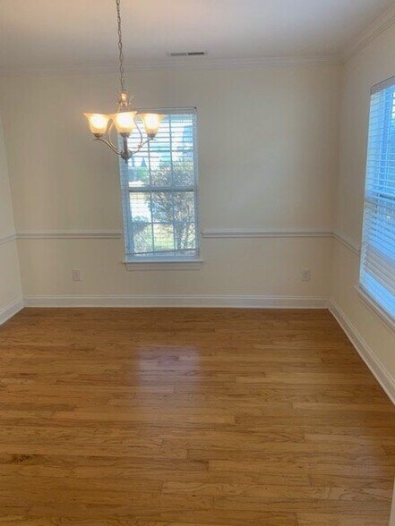 Building Photo - 2932 Beunavista Ct