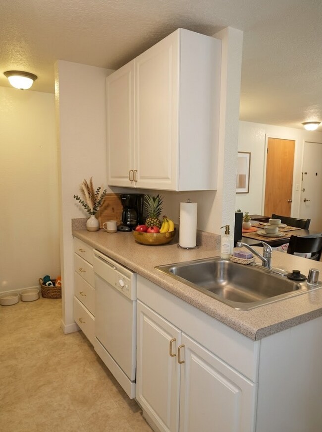 Building Photo - Spacious 1BR w/ Off-Street Parking | Quiet 4-Unit Building + Pet Friendly