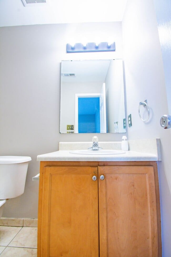 Building Photo - 2 Bedroom 2.5 Bathroom Townhome