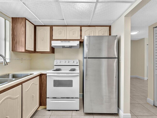 Building Photo - 9367 Fontainebleau Blvd