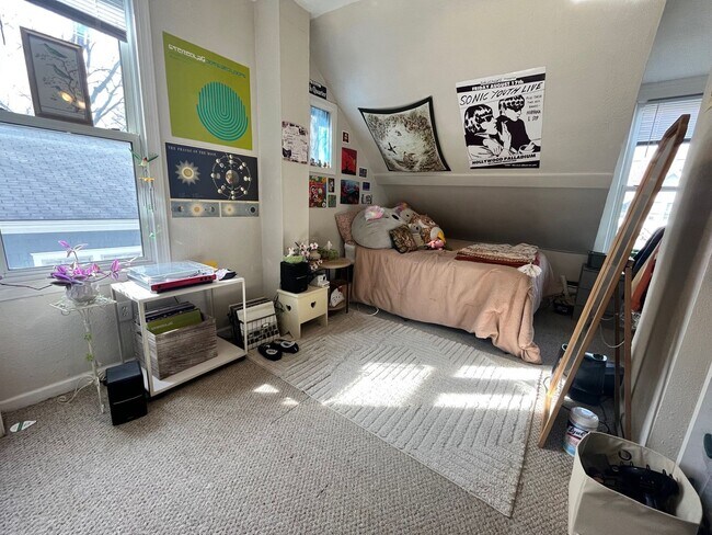 Building Photo - Beautiful Home Close to Campus