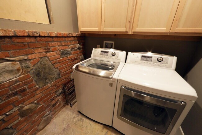 Building Photo - Don't miss this amazing opportunity to rent a higher end home nestled in the trees in the coveted...