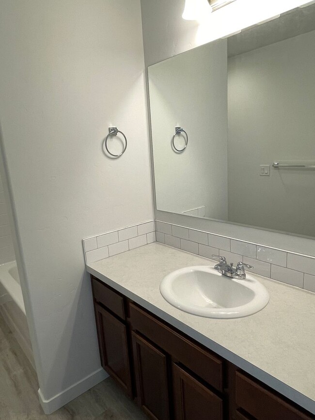 Building Photo - Newer 2-bedroom Townhome