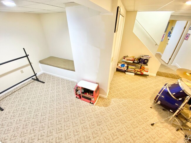 Building Photo - 3 Bedroom Home Colchester Available 8/15th!