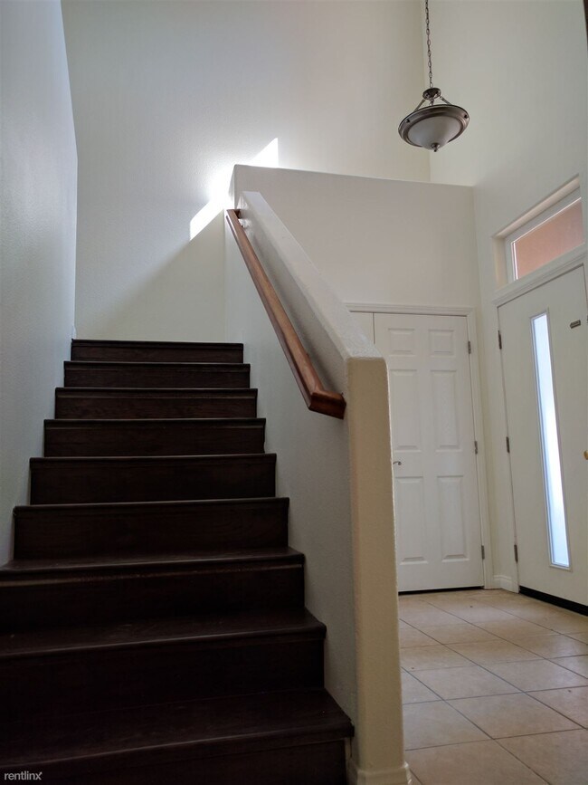 Building Photo - 3 br, 3 bath Townhome - Escondido Park Row