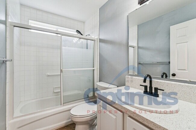 Building Photo - Charming & updated 2-bedroom, 2-bath home in one of Boise’s most convenient and sought-after loca...