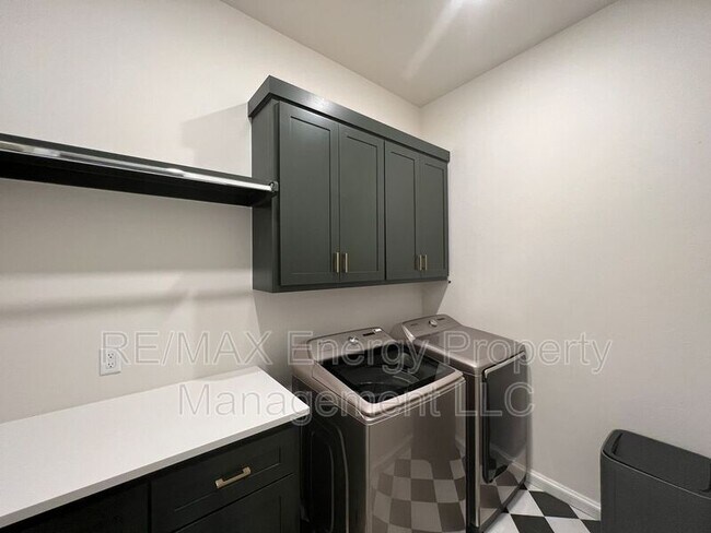 Building Photo - 440 St Claire Dr