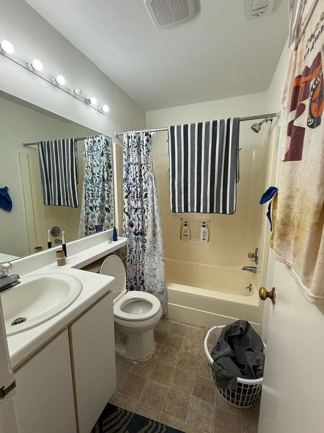 Building Photo - Easy Living Near Virginia Tech – 3BR Condo in University Place