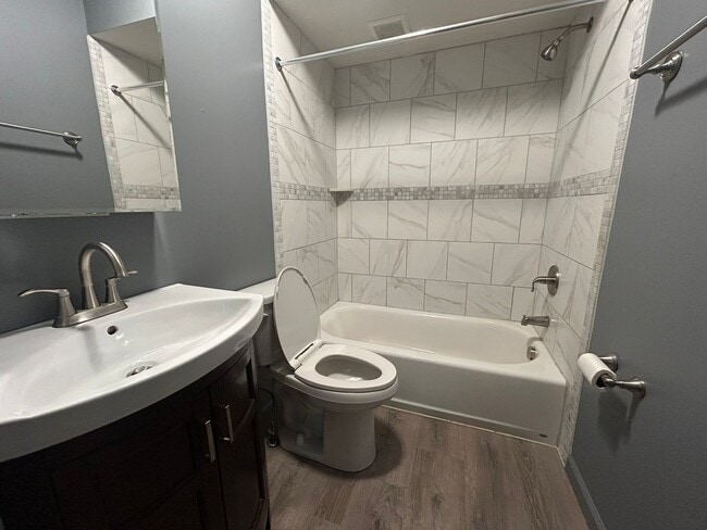 Building Photo - Charming 3 Bedroom Townhome with a Spaciou...