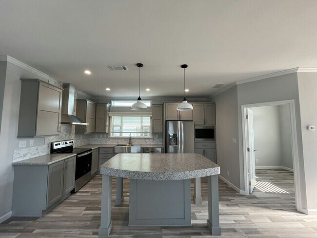 Building Photo - 813 Avanti Way Blvd