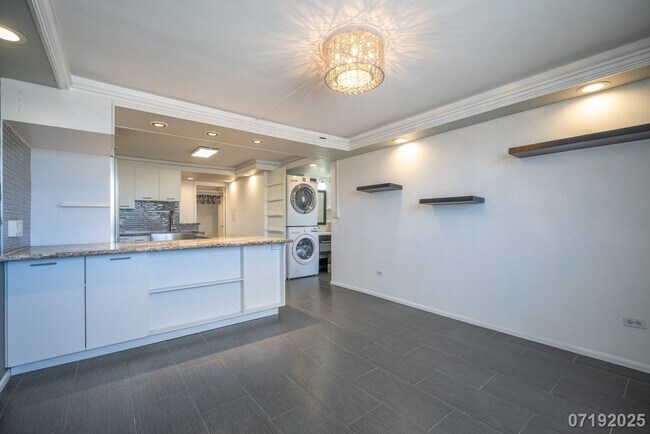 Building Photo - $2,600 / 2br - 730ft2 - 2 Bed 1 Bath Condo...