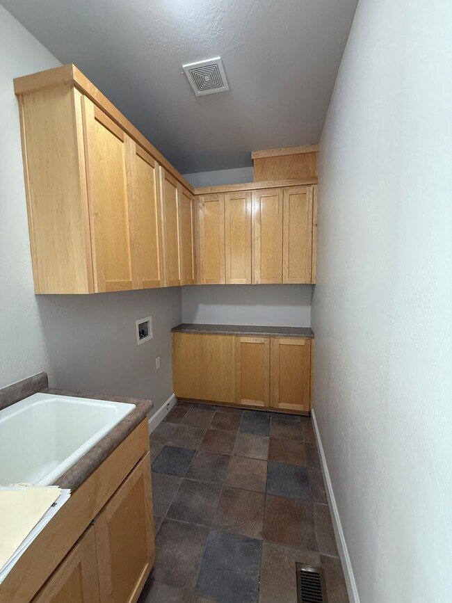 Building Photo - 3170 Juniper Ridge Dr