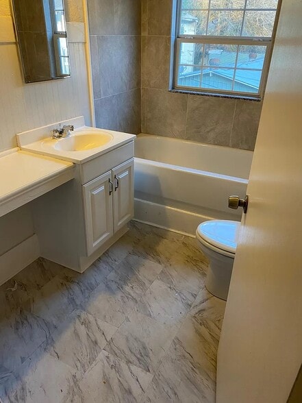 Building Photo - 304 Welch St