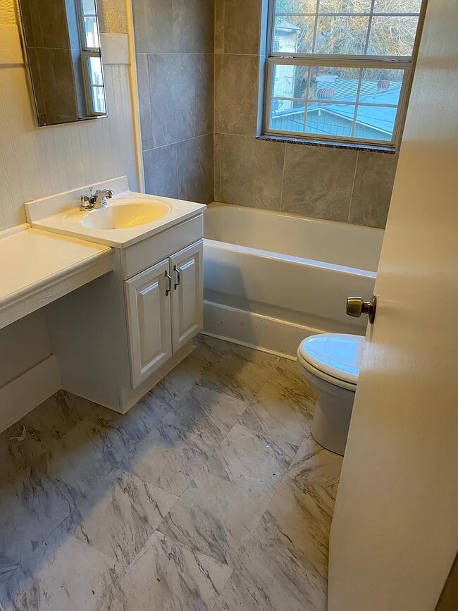 Building Photo - 304 Welch St