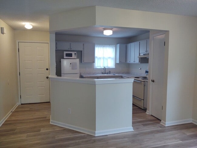Building Photo - Charming 2 bedroom with enormous backyard.