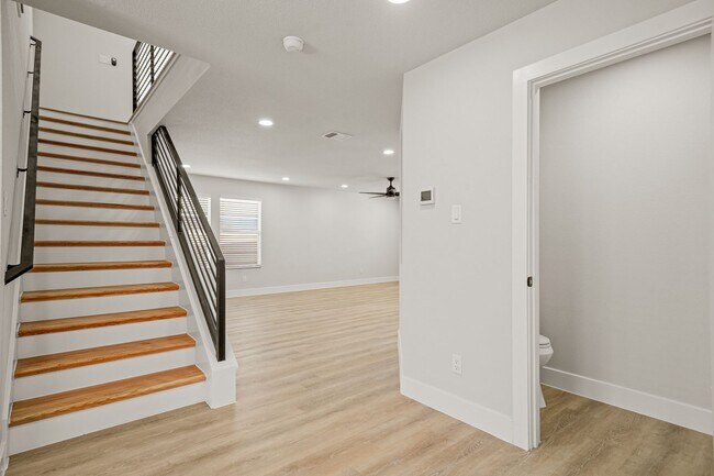 Building Photo - BEAUTIFUL 4 BEDROOM PROPERTY LOCATED IN BU...