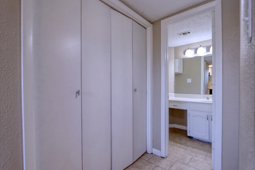 Building Photo - 711 Harbour Town Dr