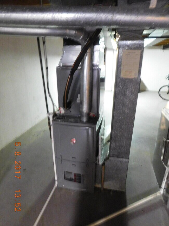 Building Photo - 448 N Fox Hills Dr