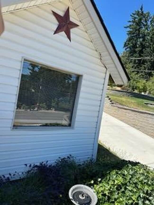 Building Photo - Water View Cabin in Iilahee - Fully Furnished