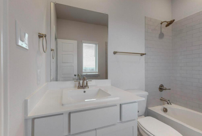 Full Bathroom (3rd Floor, Room 4) - 2510 Plumas Dr