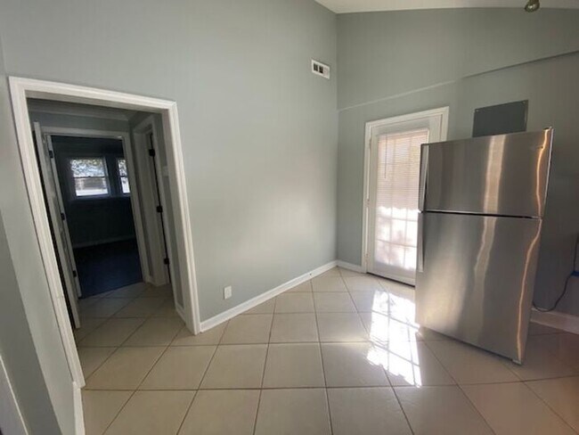 Building Photo - Act soon-won't last long-MOVE IN SPECIAL