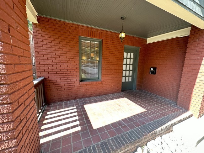 Building Photo - 605 Lamar Ave