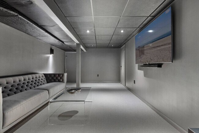 Building Photo - 50 Narrow Ln