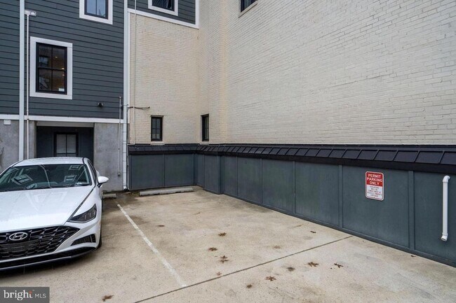 Building Photo - 1211 G St SE