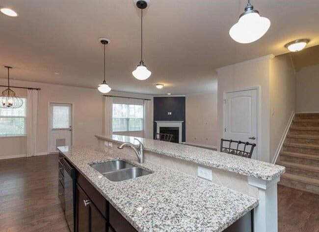 Building Photo - GREAT 4 BEDROOM !!!